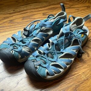 Keen men’s size 9 closed toe water sandal Blue trail shoes